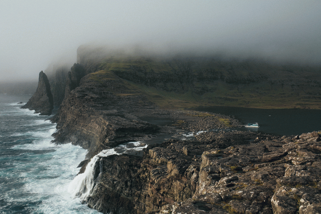 Bøsdslafossur and Geituskoradrangur. Image by Janis Krakops